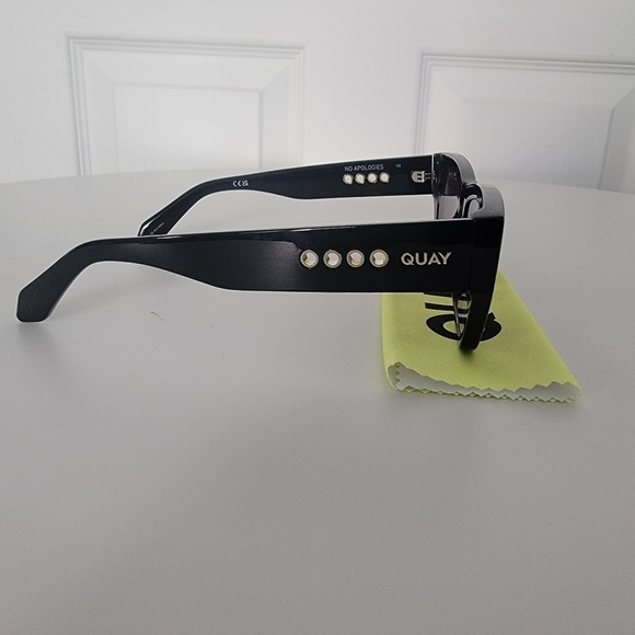 Quay No Apologies Sunglasses - Picture 5 of 7